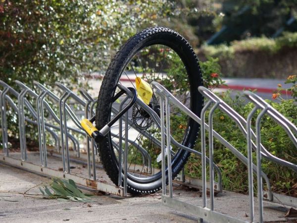 El robo de bicicletas persiste dentro y afuera del campus, afectando la capacidad de transportarse de los estudiantes